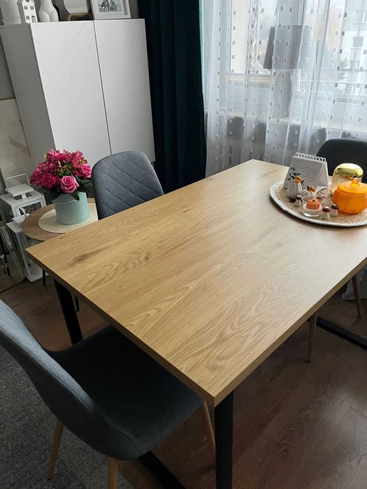 Solidny stół w świetnym stanie – idealny do jadalni lub salonu