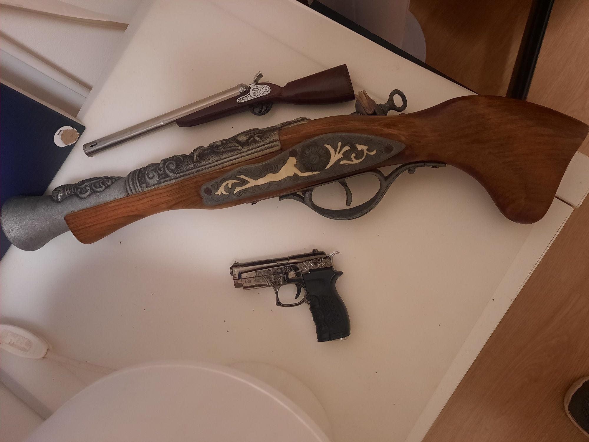 Réplica arma madeira antiga + 2 isqueiros