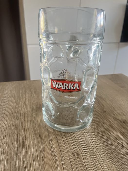 Duży, szklany kufel do piwa