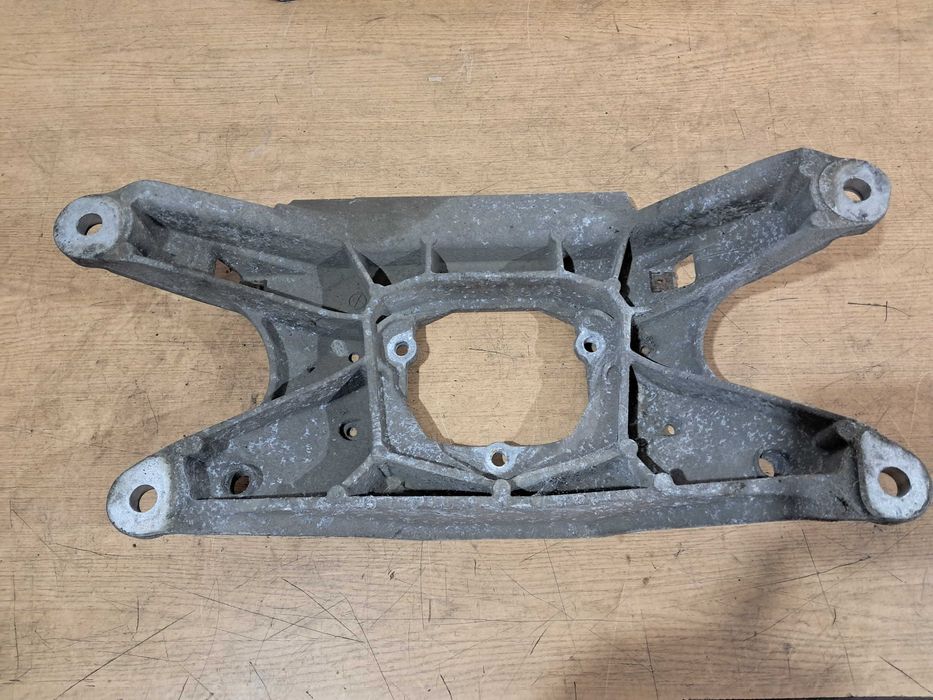 Łapa podpora belka skrzyni biegów AUDI A4 B8 A5 8T