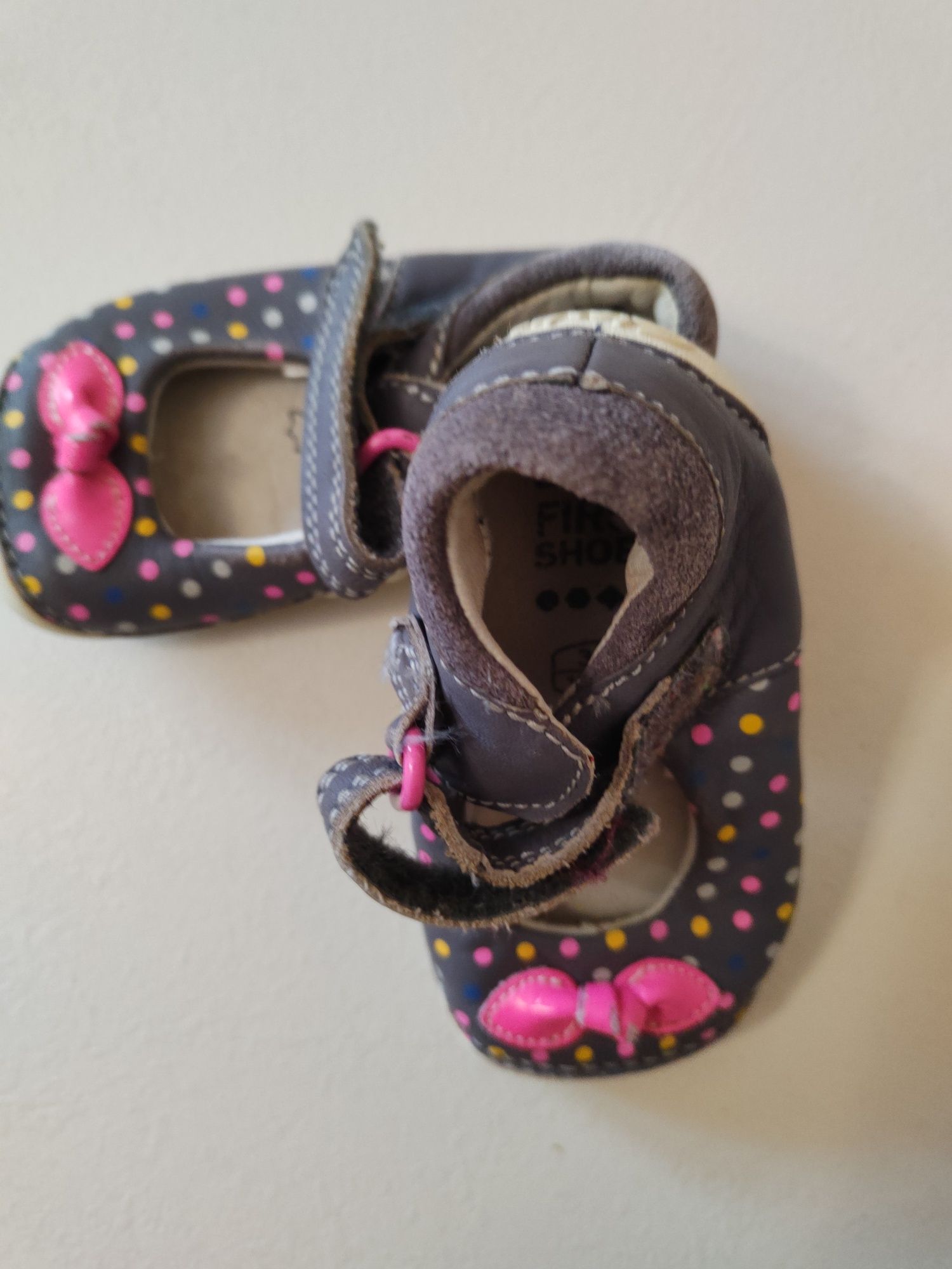Sandały, buty niemowlęce zapinane na rzepy .