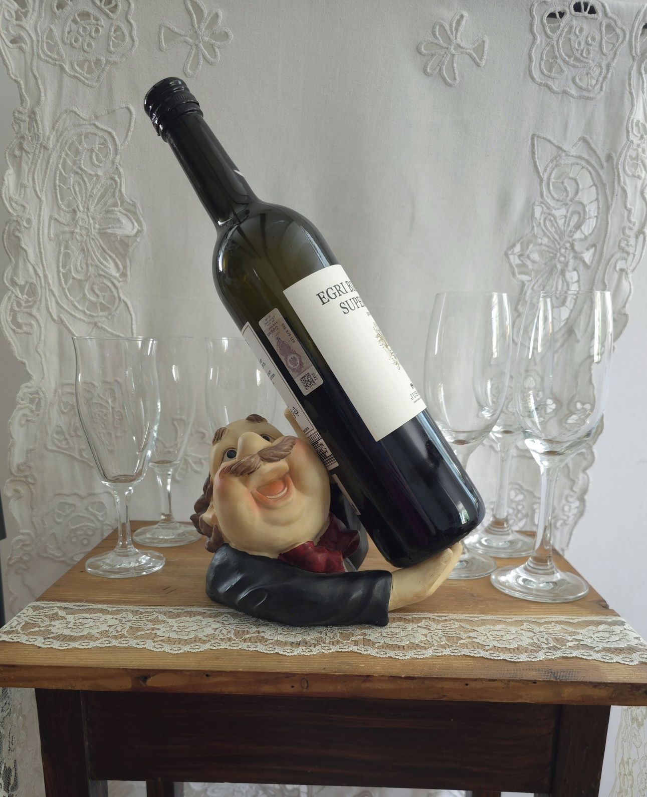 Stojak na wino kelner figurka z tworzywa na butelkę wina