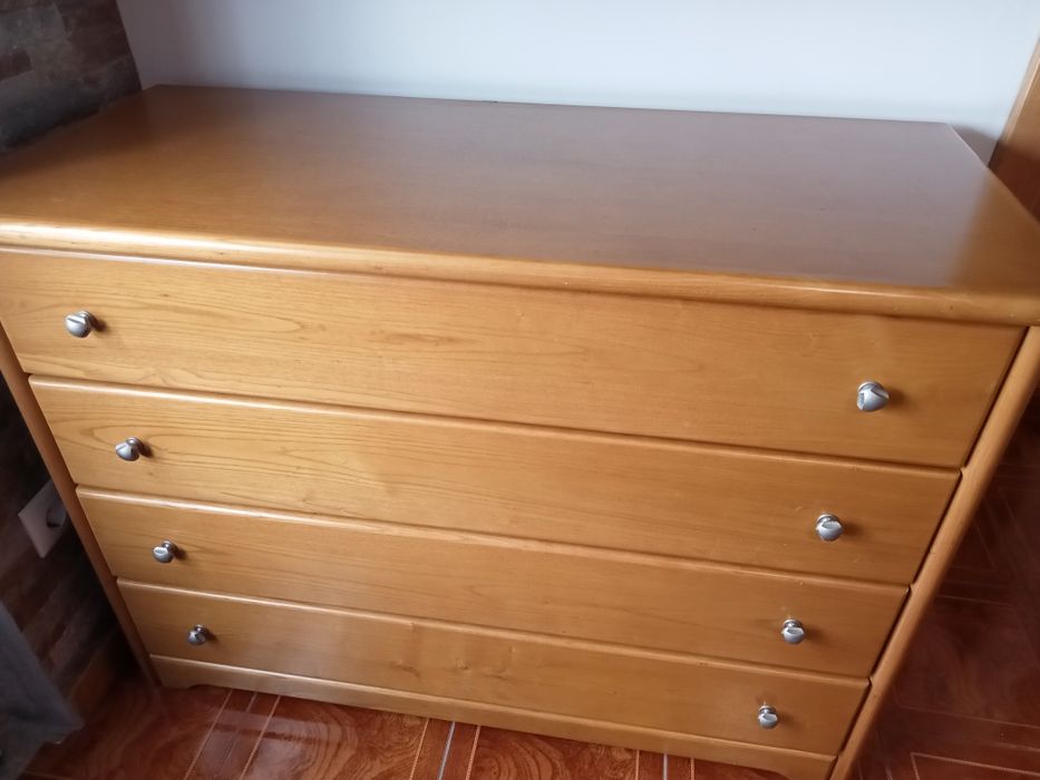 Cómoda madeira maciça