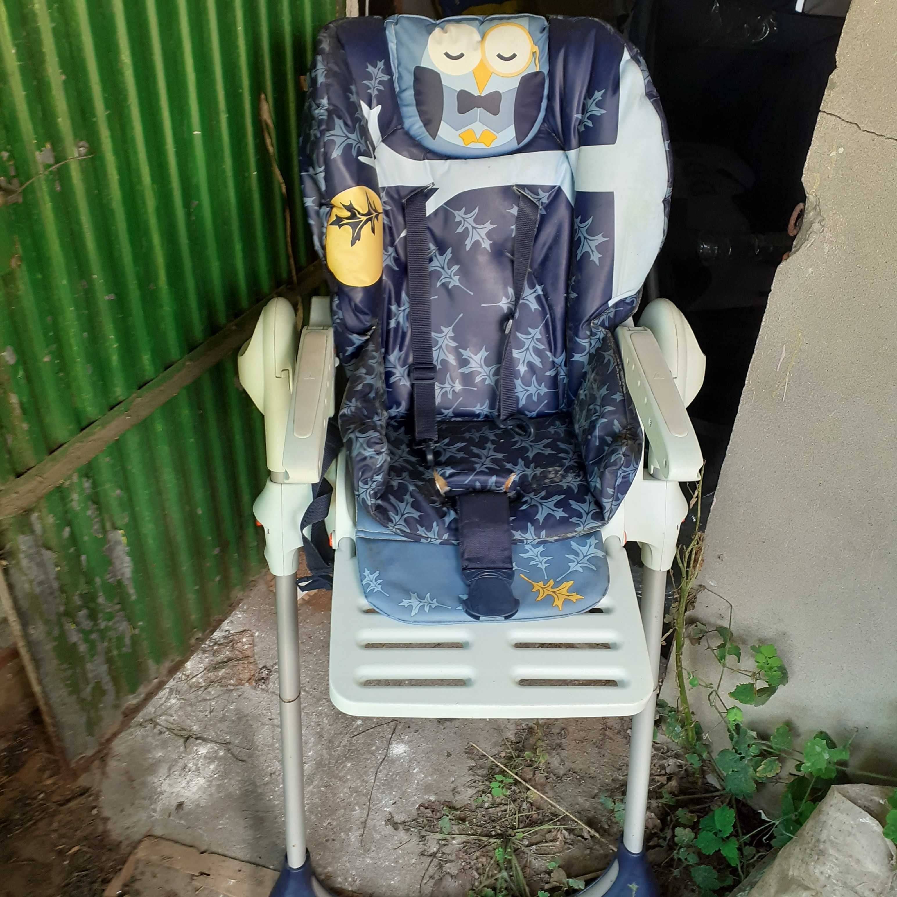 Vendo dois carrinhos e uma cadeira para comer de bebé