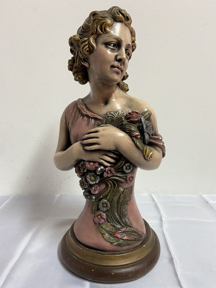 Estatueta Feminina ( 39 cm )