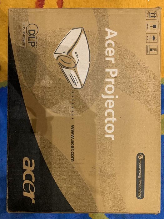 Мультимедийный проектор/Мультимедійний проектор