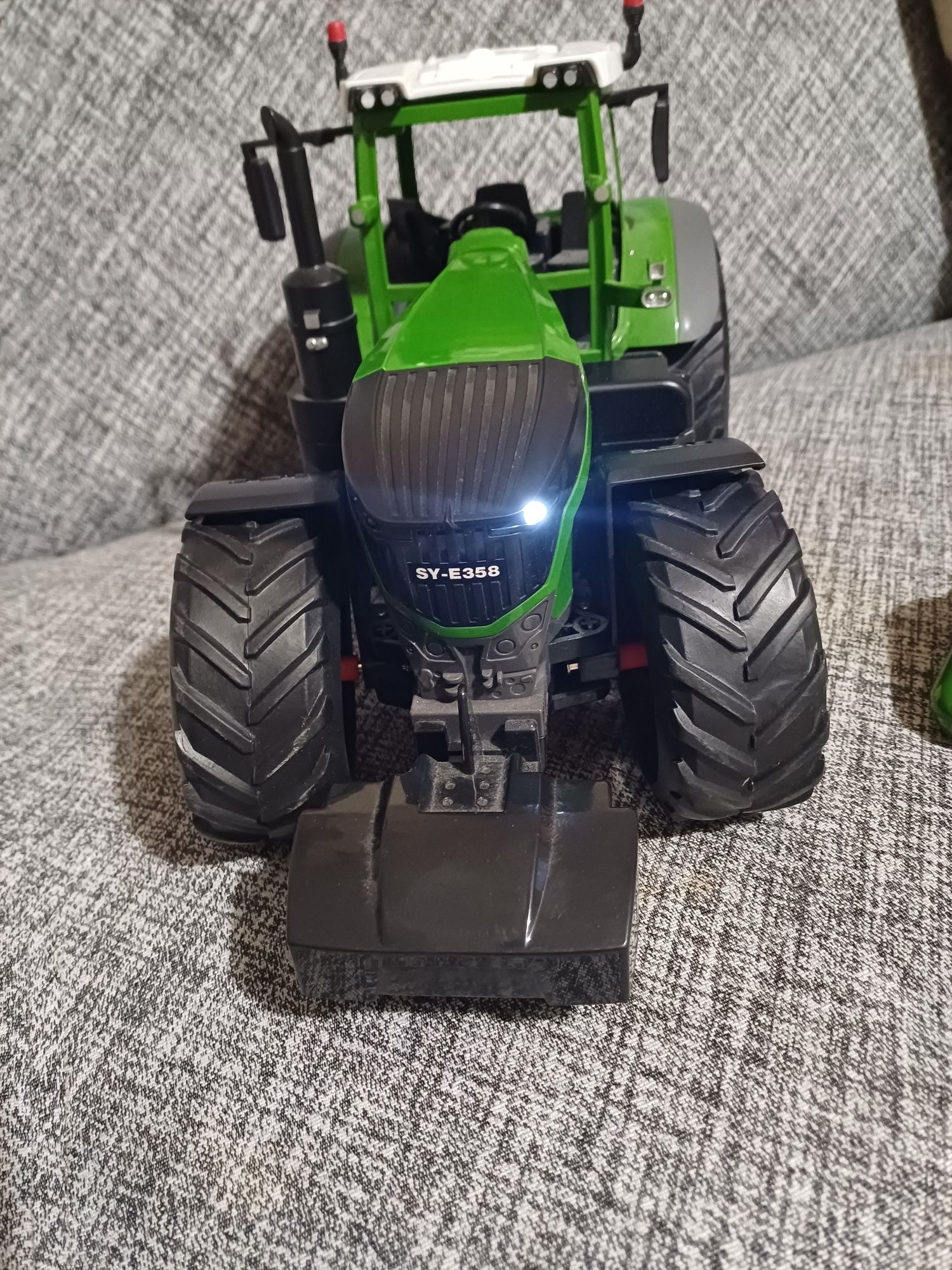 Traktor zdalnie sterowany duzy bruder