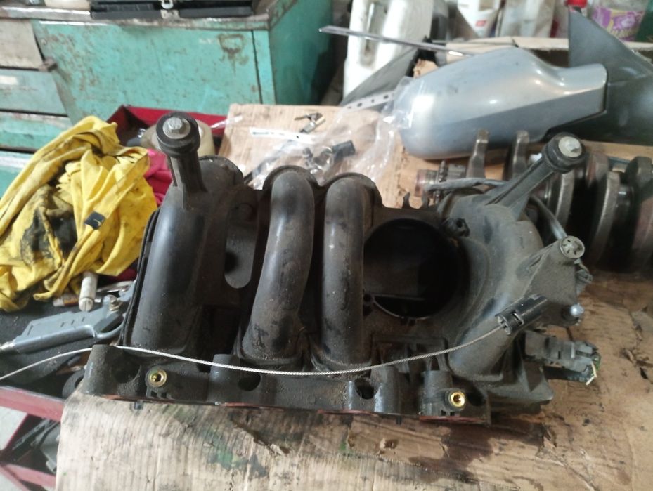 Впускний колектор Renault Dacia Logan Kangoo 1.4 k7j e7j 8200964639