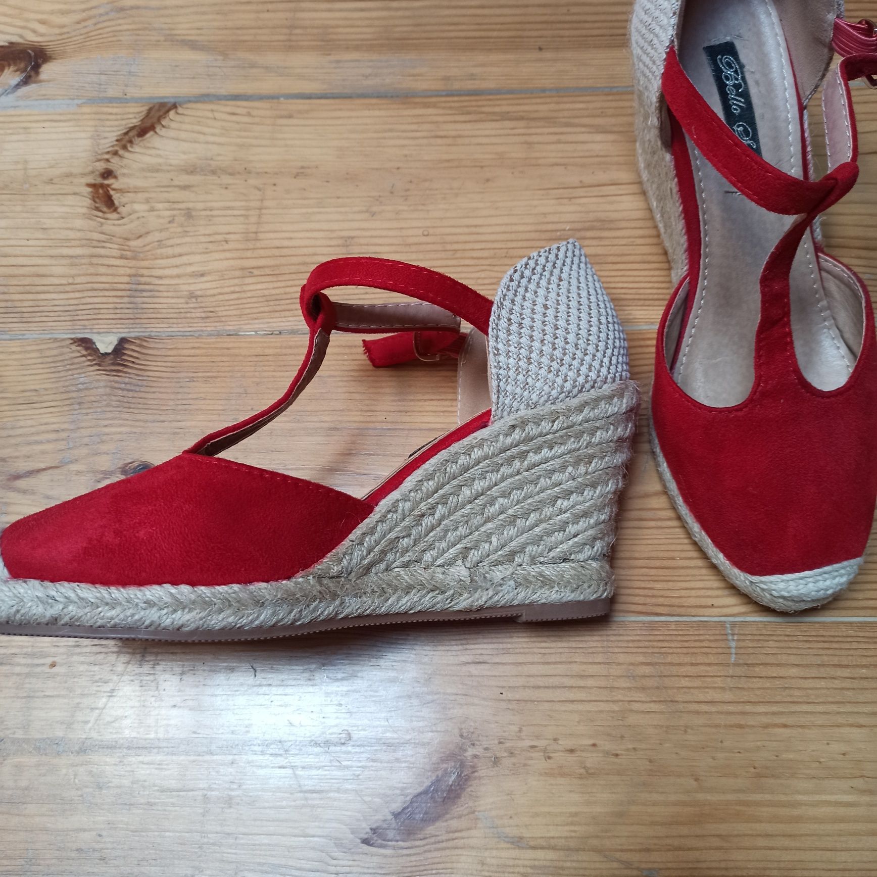 Czerwone buty na koturnie