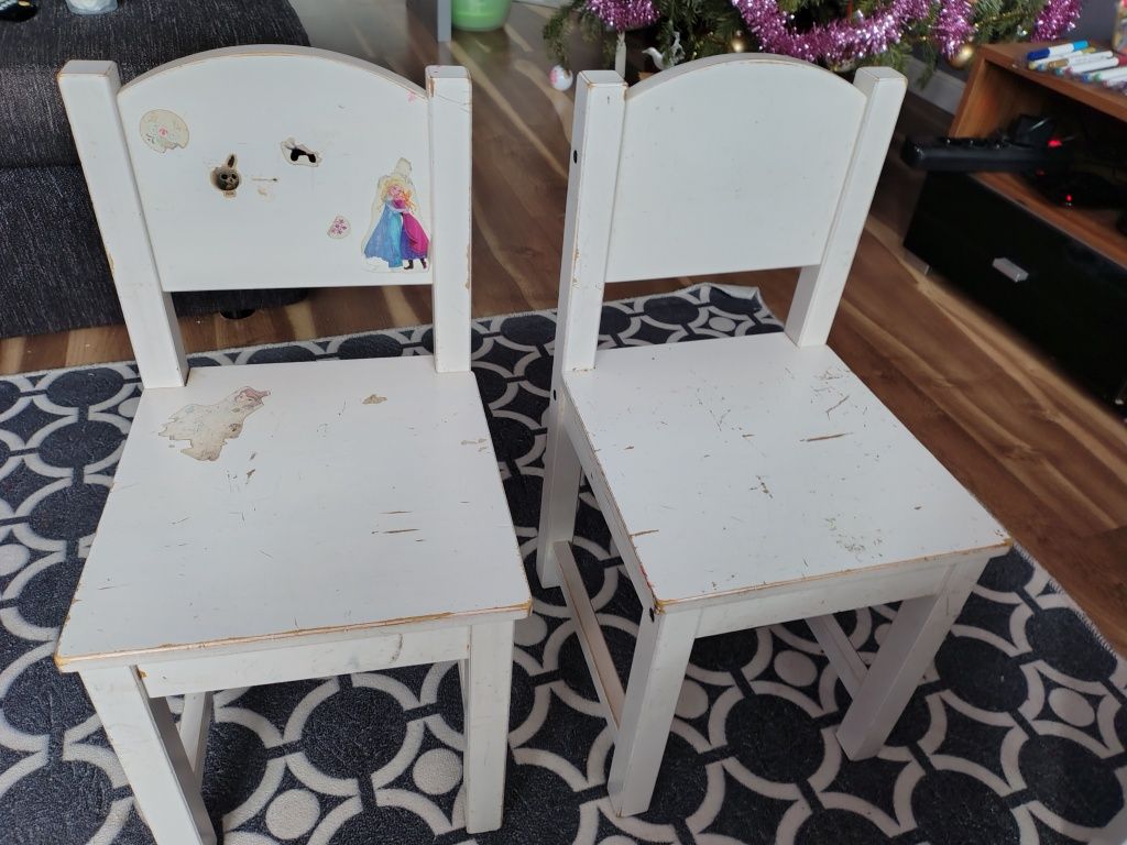 Zestaw mebli IKEA -Stolik LACK IKEA + 2 krzesła sundvik