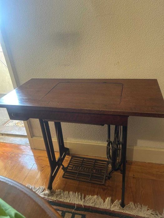 Máquina de Costura Singer com móvel ( muito Antiga )