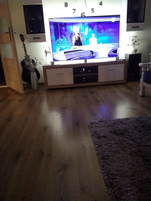 Szafka RTV   z bialymi dzwiczkami.