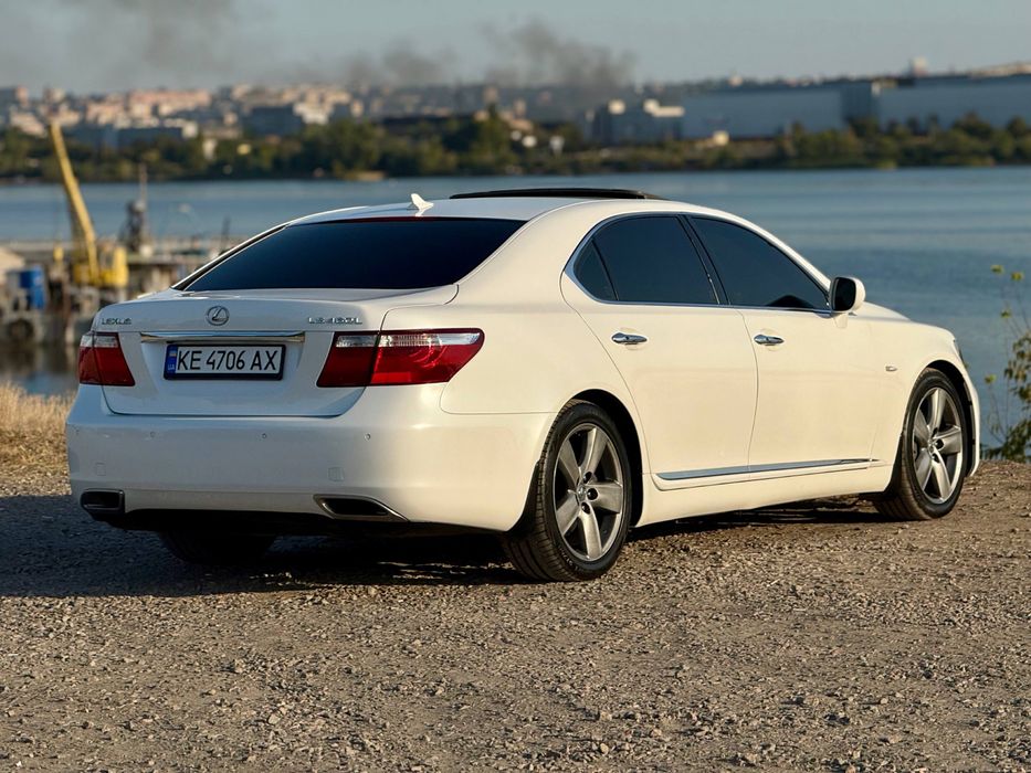Lexus LS ottoman