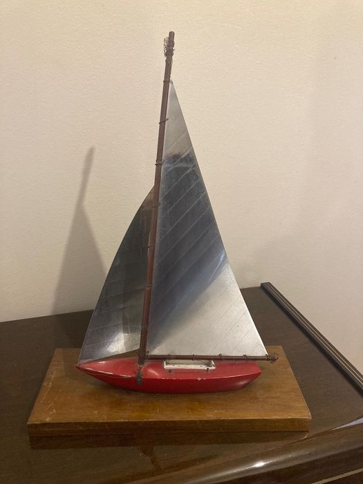 Barco em madeira artesanal