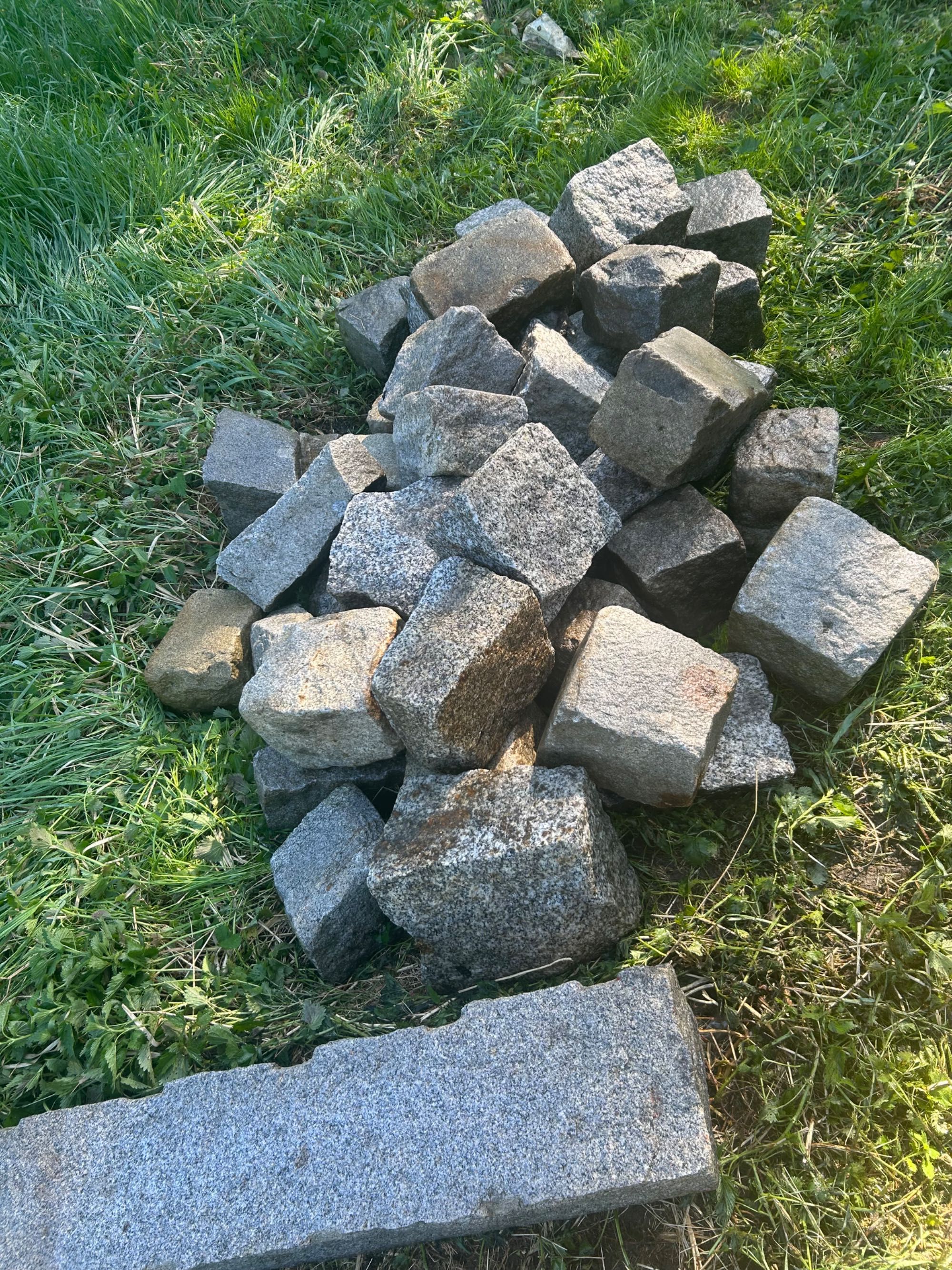 Kamienie granitowe