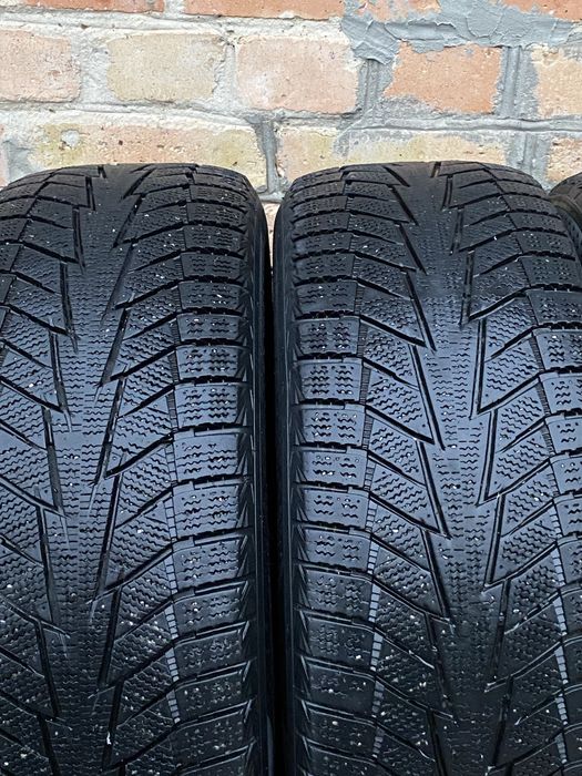 Зимові шини 215/55 R17 Hankook Winter I*Cept iZ2 98T 4ШТ.