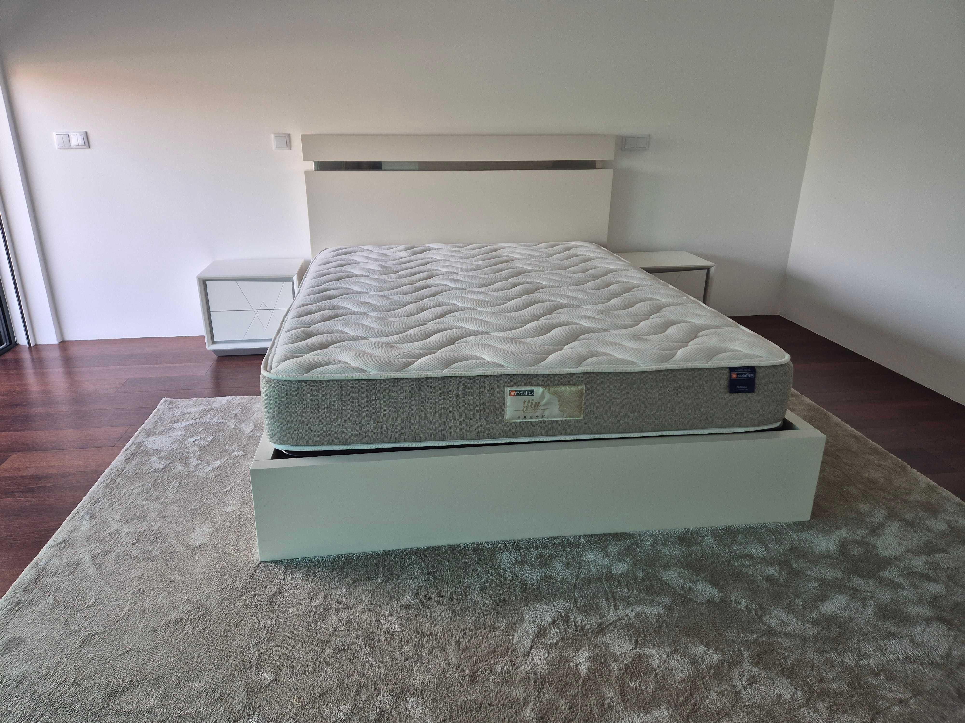 Cama King Size e mesas de cabeceira PlateaHome