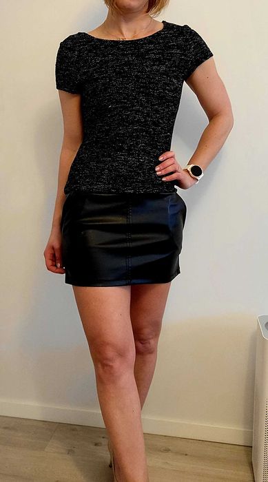 Czarna dopasowana sukienka