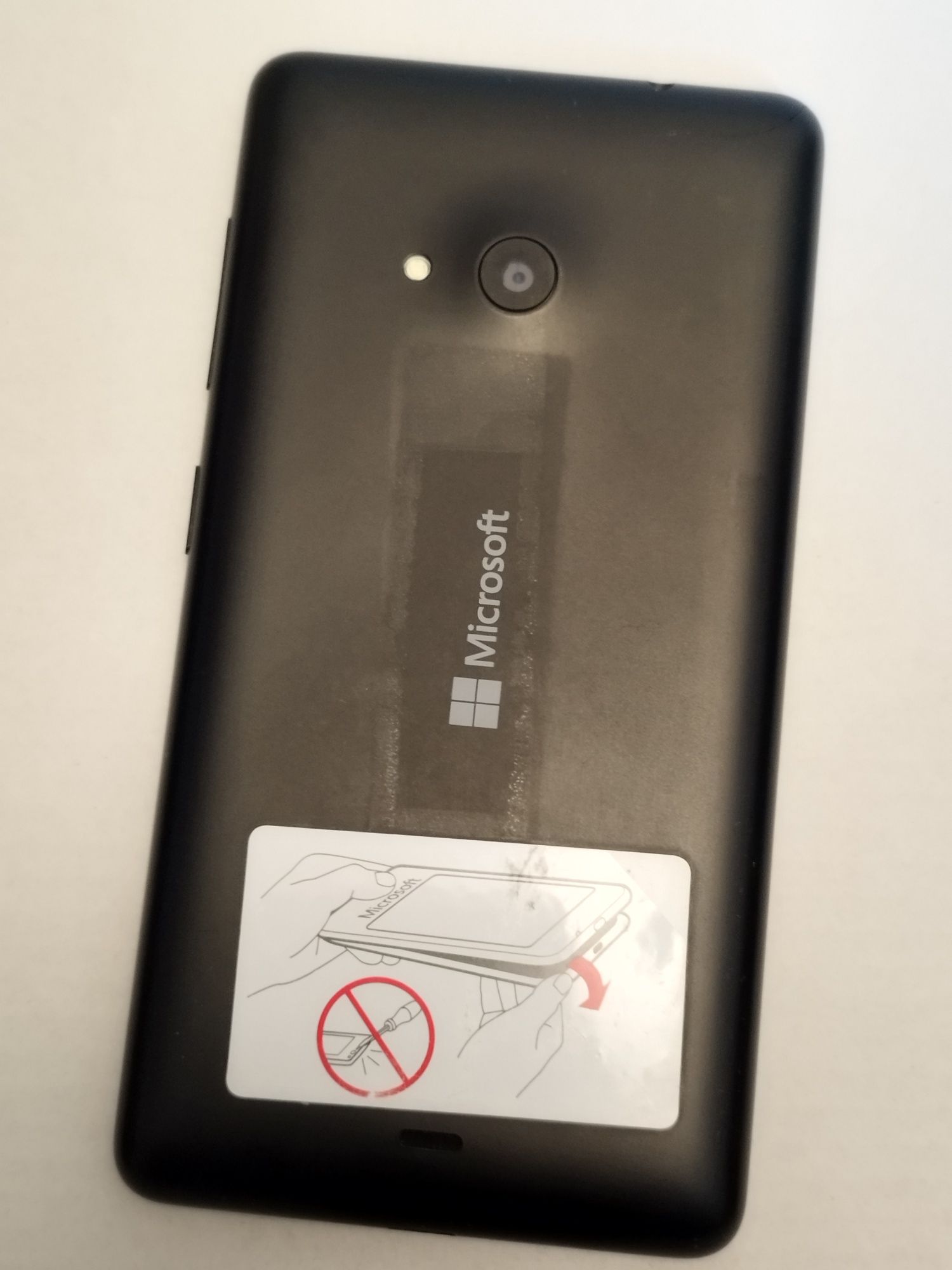Dwa telefony komórkowe Samsung i Microsoft