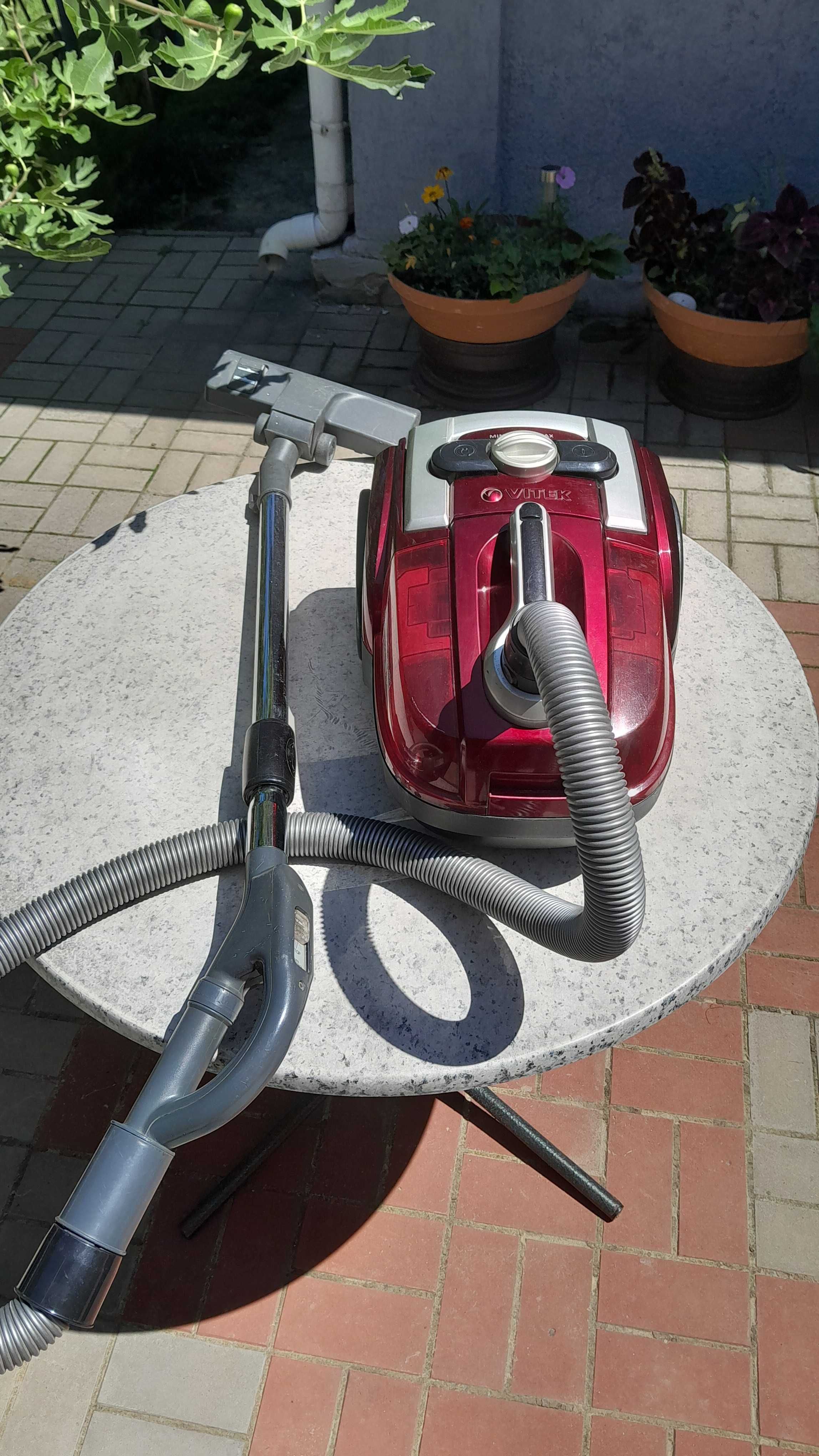 Продам пылесос Vitek VT 1833R
