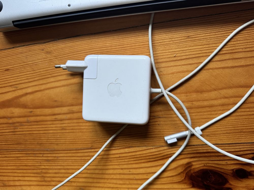 Sprzedam dwa laptopy macbook A 1286 i toshiba