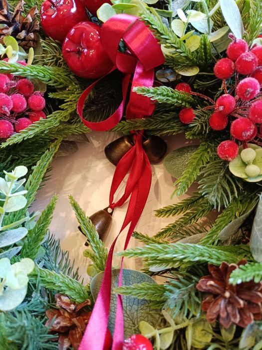 Zimowy wianek na drzwi, głóg, oszroniona jarzębina, dzwonki, jabłka