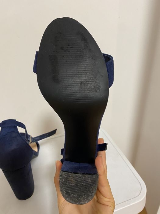 Granatowe zamszowe obcasy szpilki buty na obcasie na słupku z paskiem