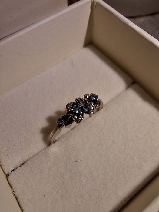 Pierścionek Apart srebrny z kwiatami i niebieskimi cyrkoniami