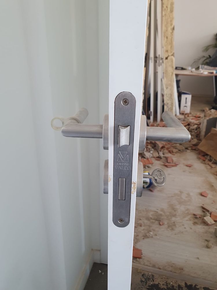 Porta com dobradiças e fechadura