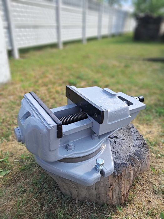 Лещата чугунні, поворотні під градус, щоки 25см.