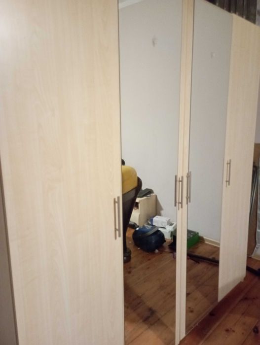 Duża szafa z lustrami.
