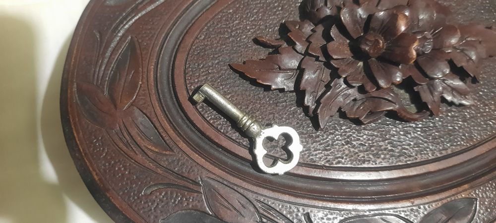 Caixa em madeira trabalhada 

Bom estado 

Com chave 

Inícios do sécu