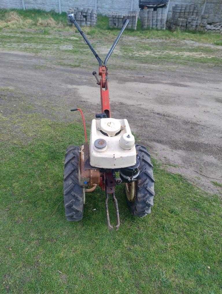 Traktorek, dzik Agrostroj