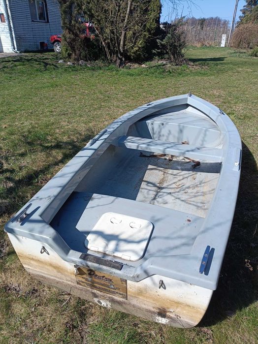 Wygodna łódka wędkarsko turystyczna.