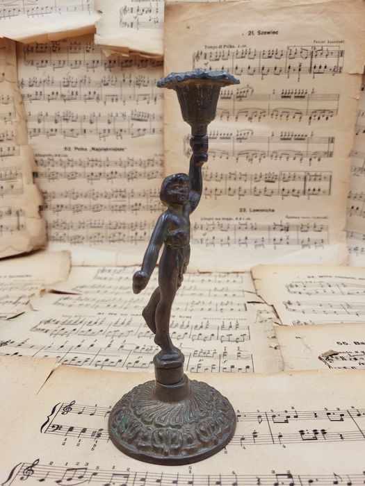 Świecznik z amorem wykonany z brązu