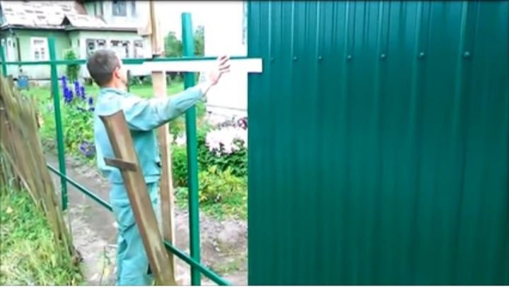 Выполним установку забора из профнастила и сетки.