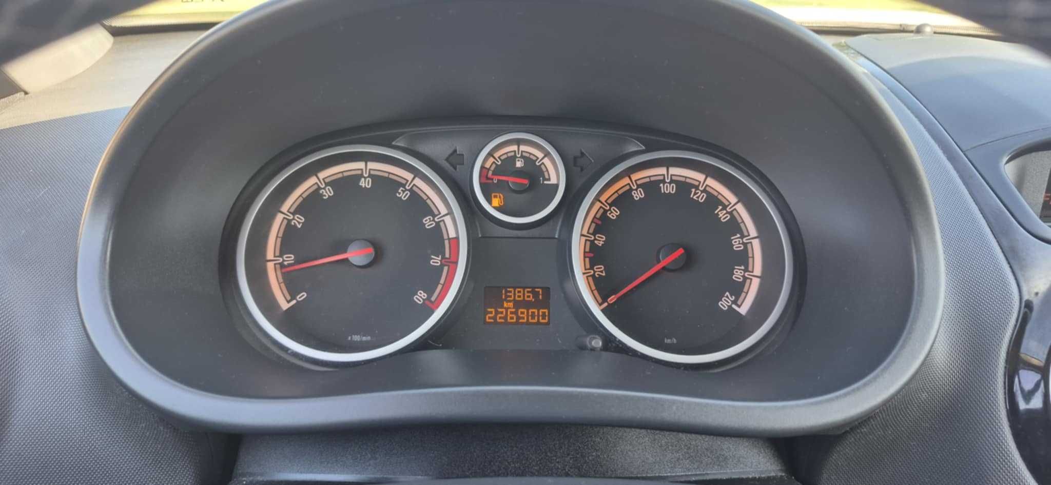 Opel Corsa D 1.4 benzyna 2009r klima