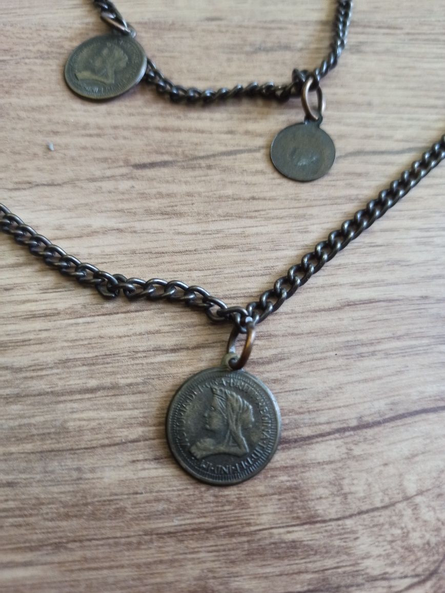 Podwójny łańcuch z ozdobnymi monetami