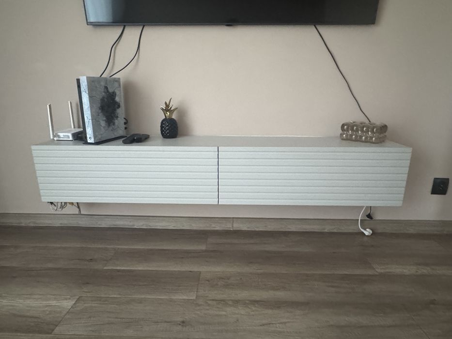 Wisząca szafka RTV.