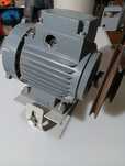Motor trifásico com polia e base com esticador