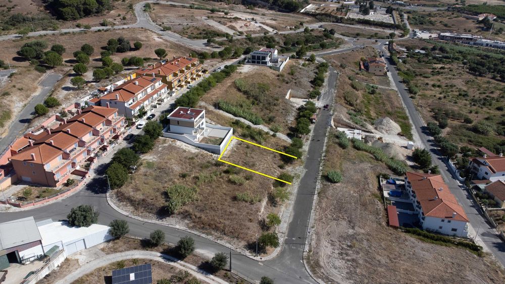 Terreno à venda na Rua das Fontaínhas - Alenquer