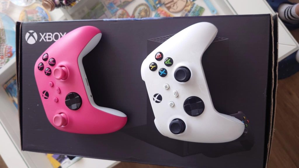 Xbox Series X plus dwa pady