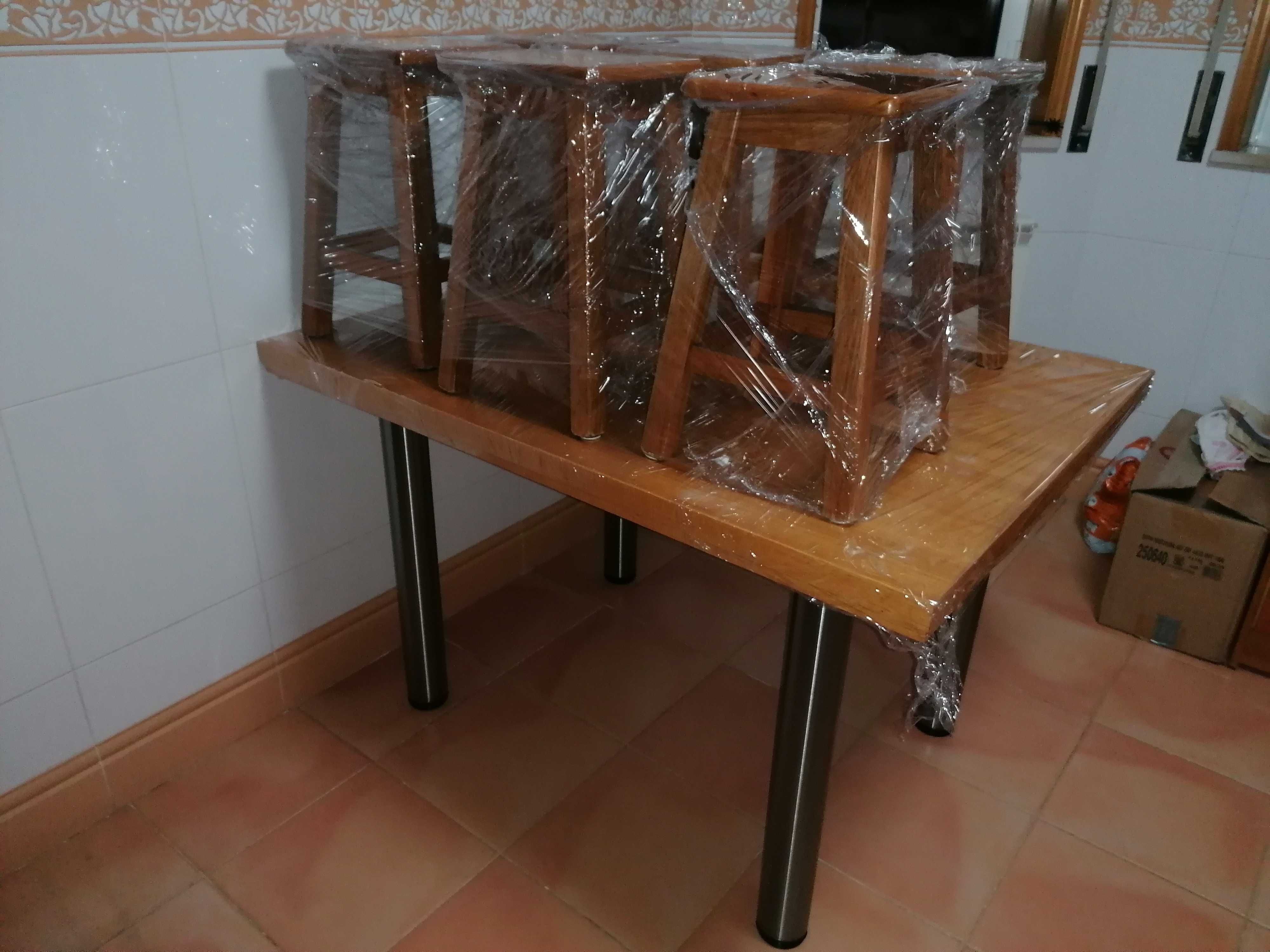 Mesa  de cozinha com tampo pinho 120x140 pernas inox e 6 bancos