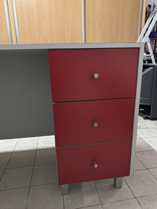 Secretária em madeira maciça