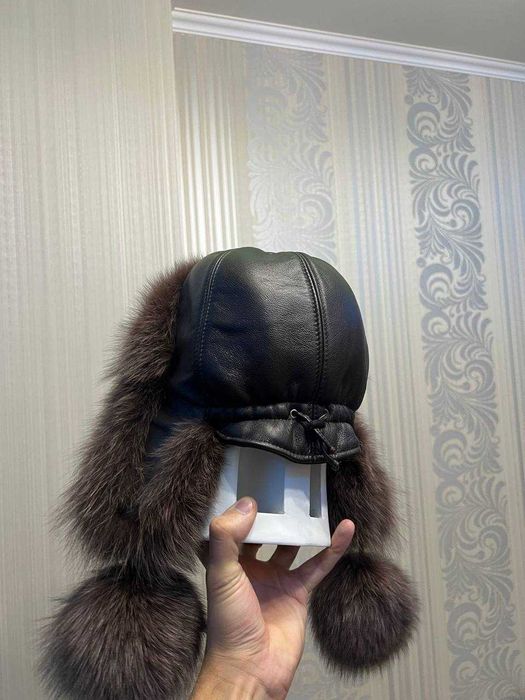 Женская шапка из натуральной кожи и меха песца