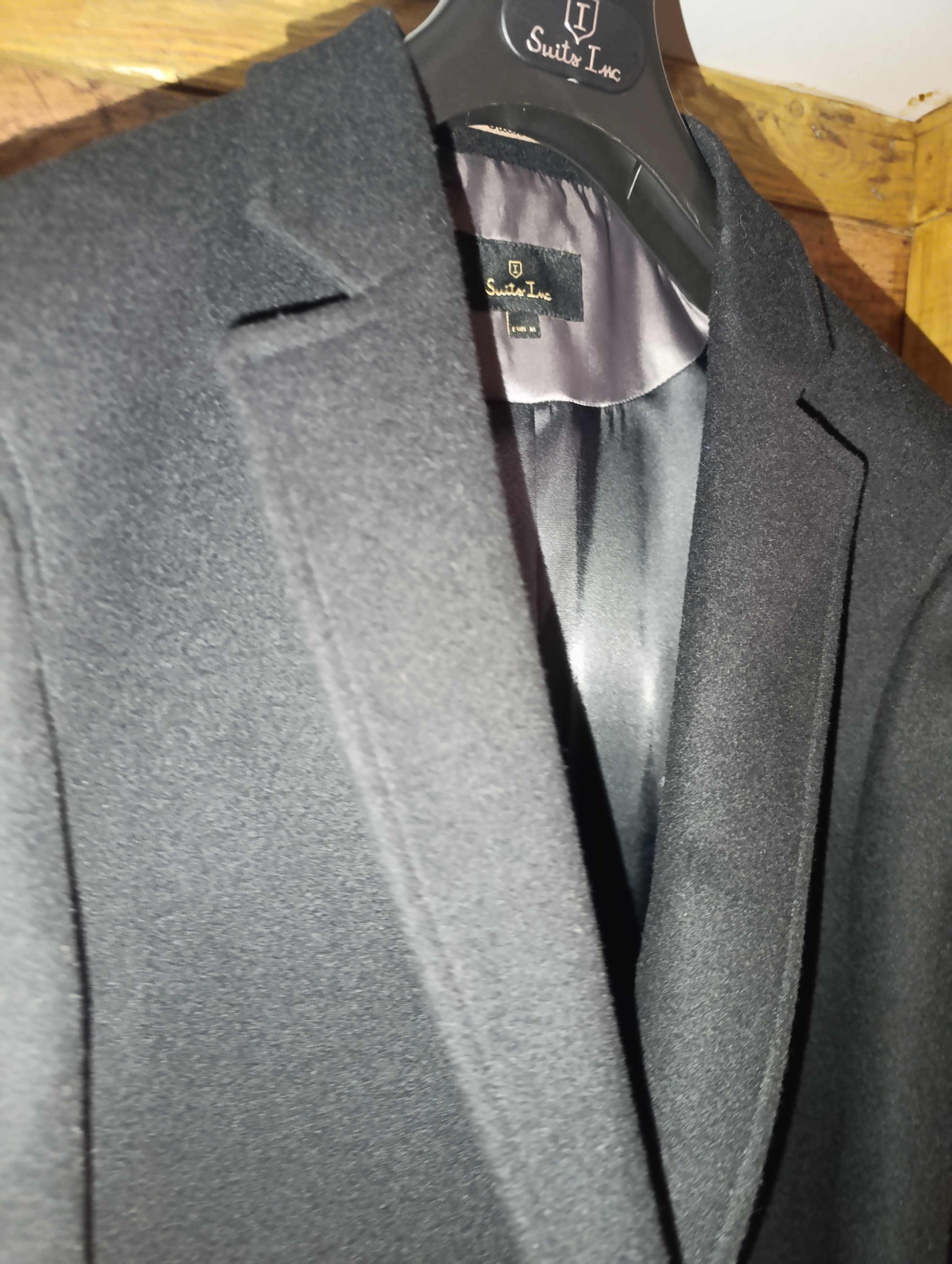 Sobretudo Preto, Suits Inc