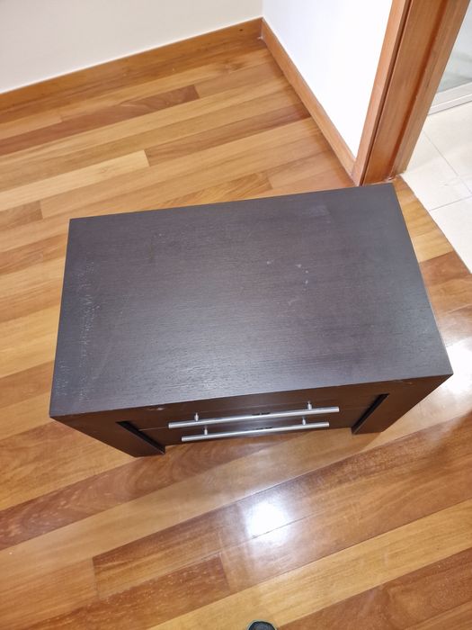 Cama e duas mesinhas de cabeceira em wengué