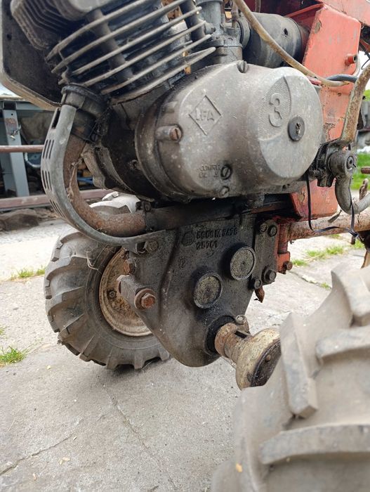 Mały traktorek na działkę