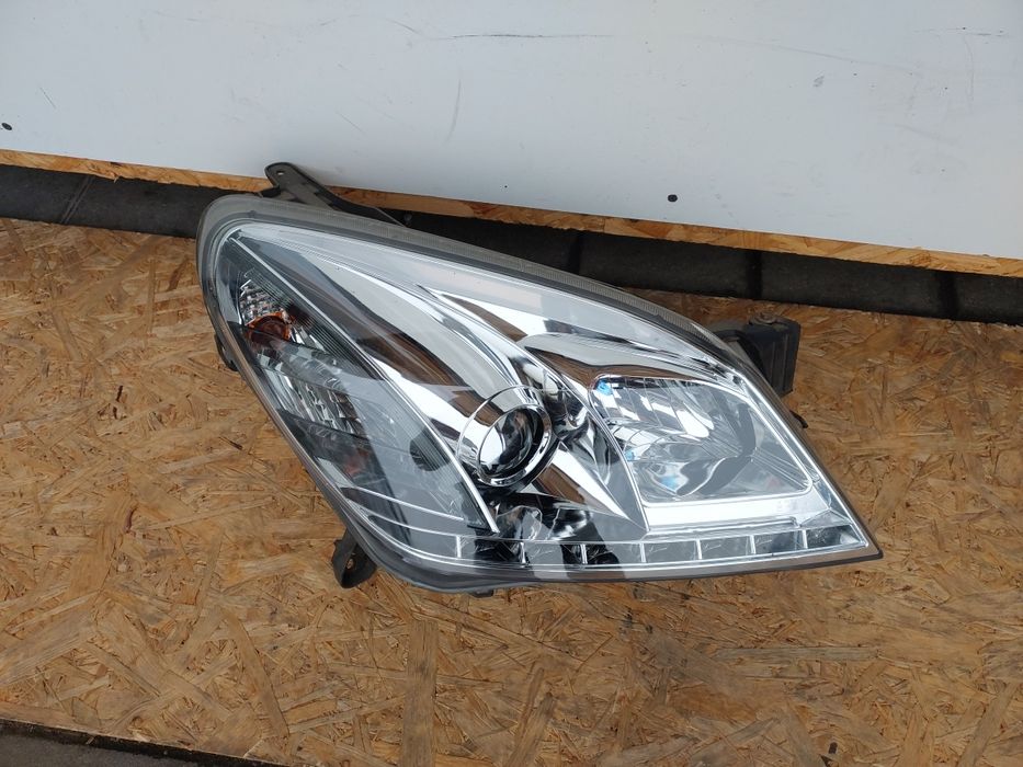 Lampa prawa przednia Astra H Cabrio  LED