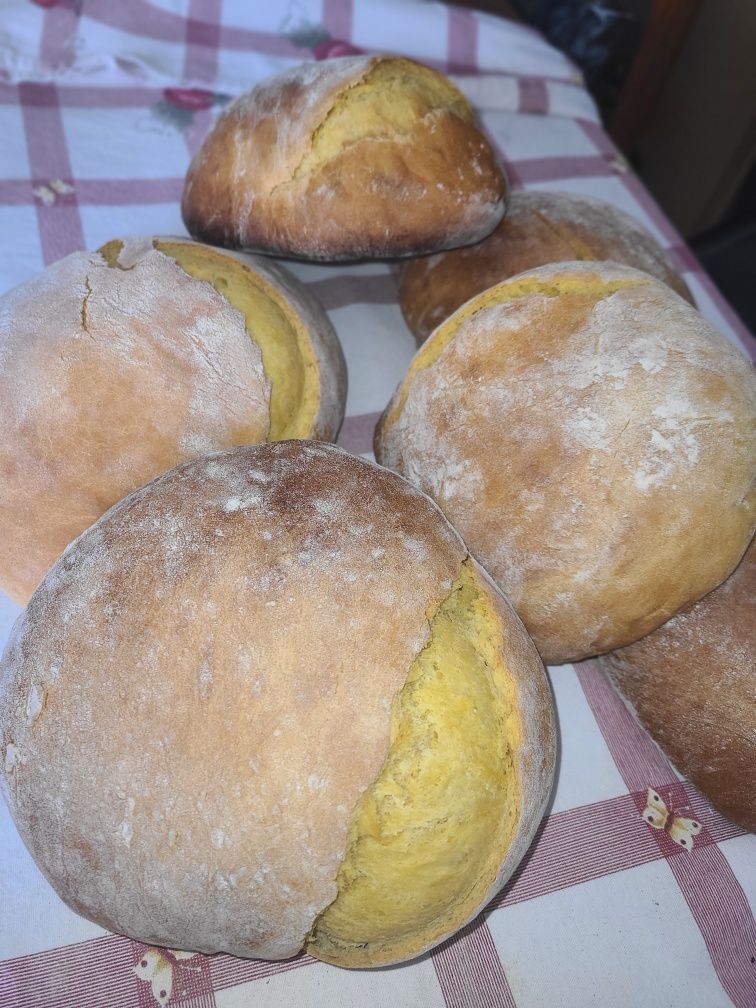 Folares  com ovos caseiros e cozidos no forno a lenha